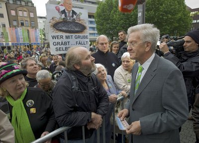 Stellt sich dem Protest auf dem Stuttgarter Marktplatz: Ministerpräsident Kretschmann. Foto: Jo E. Röttgers
