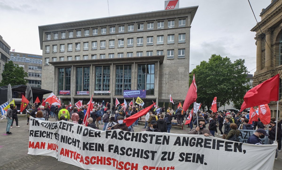 Gewerkschafter demonstrieren gegen rechts – 1933 war ihr Haus schon einmal von Faschisten besetzt worden. Fotos: Joachim E. Röttgers