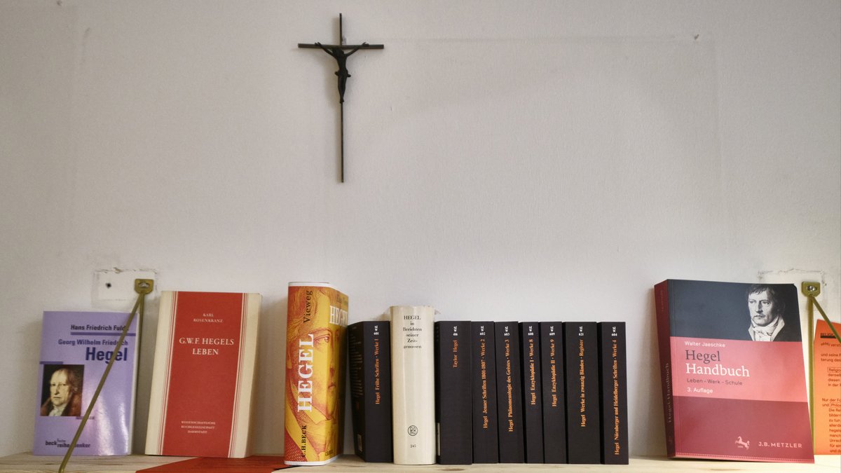 Kruzifix und Hegel als Helfershelfer der Gegenaufklärung. Foto: Joachim E. Röttgers