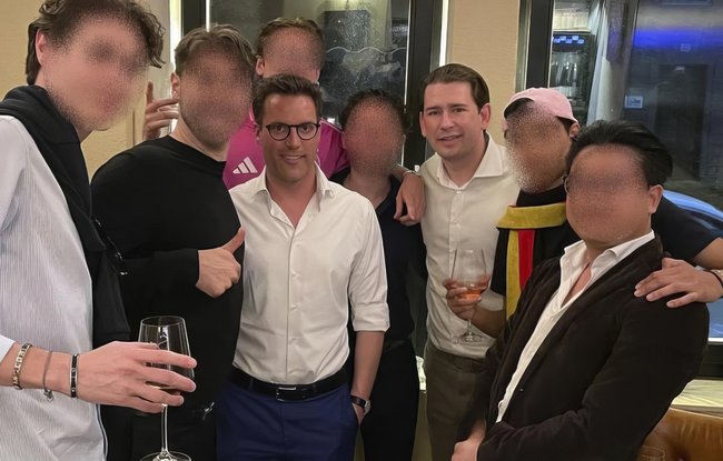 Die jungen Herren im weißen Hemd sind ziemlich beste Freunde: Manuel Hagel und Sebastian Kurz in einer Stuttgarter Kneipe, Juli 2024. Foto: privat