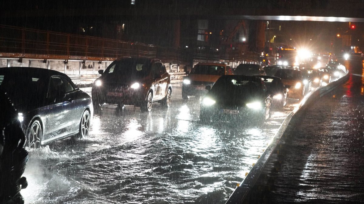 Am 5. Juni vor dem Stuttgarter Hauptbahnhof: Die Kanalisation ist überlastet, die Schillerstraße überflutet. Foto: dpa/Andreas Rosar