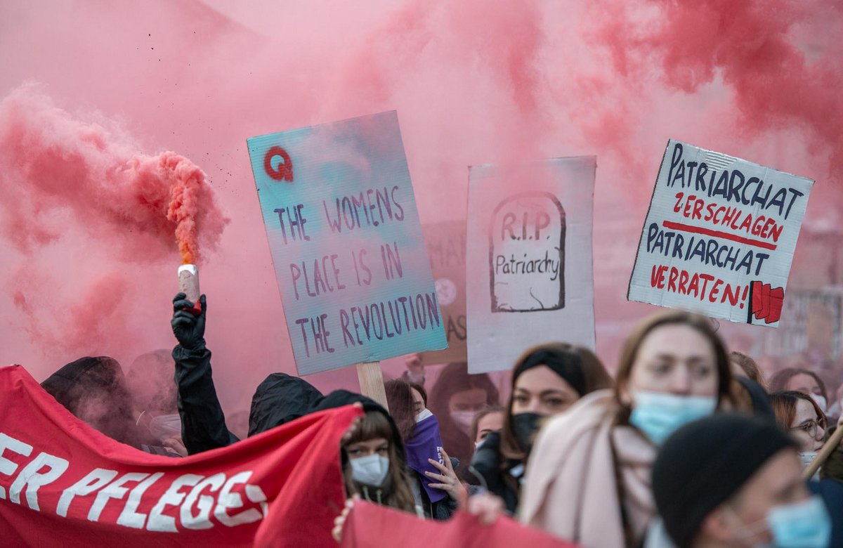 Ganz schön rosa: Bengalos zum internationalen Frauentag am 8. März. 