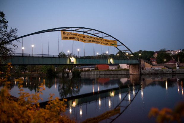 Umweltaktivisten von Robin Wood spannten vergangenen Samstag ein Banner über den Neckar – in direkter Nachbarschaft zum Cannstatter Wasen. Foto: Jens Volle