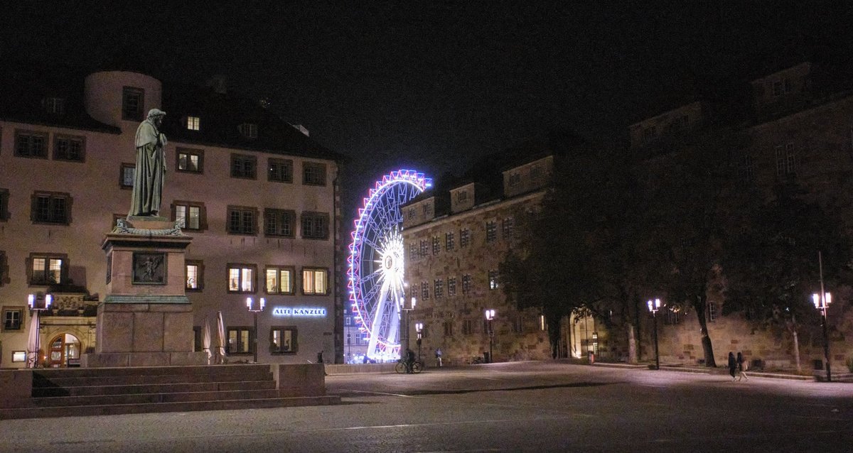 Stromsparen ist angesagt – doch Frank Nopper, Oberbürgermeister und Rotationsenthusiast, wünscht sich für die Vorweihnachtszeit wieder ein Riesenrad auf dem Stuttgarter Schlossplatz. Fotos: Joachim E. Röttgers