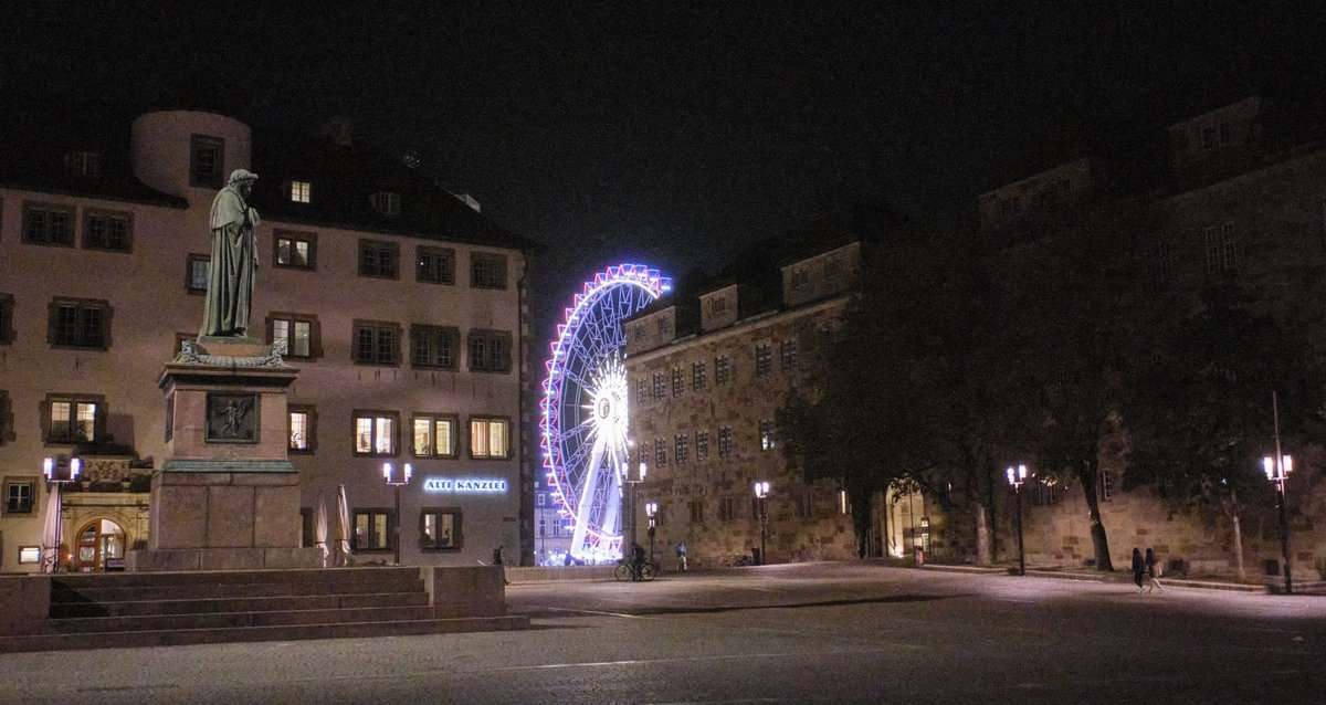 Stromsparen ist angesagt – doch Frank Nopper, Oberbürgermeister und Rotationsenthusiast, wünscht sich für die Vorweihnachtszeit wieder ein Riesenrad auf dem Stuttgarter Schlossplatz. Fotos: Joachim E. Röttgers Stromsparen ist angesagt – doch Frank Nopper, Oberbürgermeister und Rotationsenthusiast, wünscht sich für die Vorweihnachtszeit wieder ein Riesenrad auf dem Stuttgarter Schlossplatz. Fotos: Joachim E. Röttgers