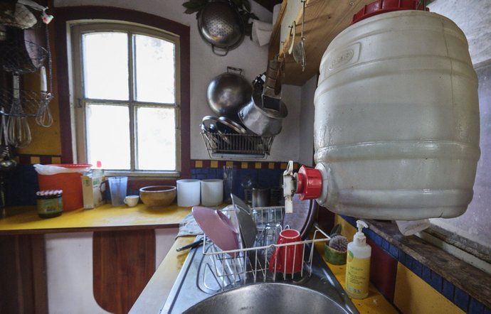 In Kanistern abgefüllt und aufgehängt, gibt's sogar fließend Wasser. 