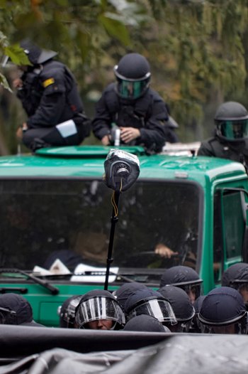 Als ein Demonstrant unter den Wasserwerfer kriecht, zieht der Fahrer die Notbremse.