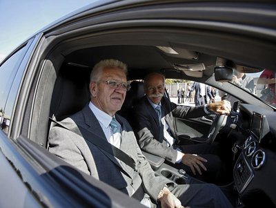 Politik und Wirtschaft in derselben A-Klasse: Winfried Kretschmann mit Daimler-Chef Dieter Zetsche beim Besuch des Mercedes-Werks in Untertürkheim. Foto: Joachim E. Röttgers