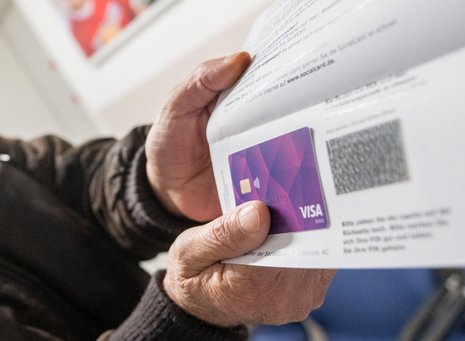 Die Bezahlkarte sieht aus wie eine Kreditkarte.