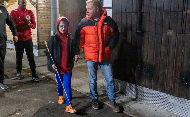 Nach dem Training läuft Michel wieder mit Blindenstock.