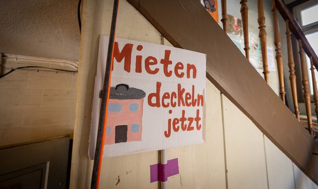 Demo-Schild in der Schelling. Ob 1972 oder 2026, bezahlbarer Wohnraum bleibt in Tübingen Mangelware. Foto: Julian Rettig