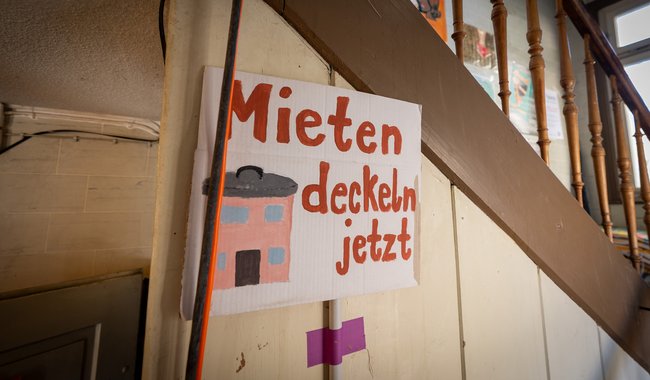Demo-Schild in der Schelling. Ob 1972 oder 2026, bezahlbarer Wohnraum bleibt in Tübingen Mangelware. Foto: Julian Rettig