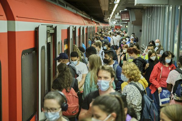 Ist das eine Zukunftsvision? Bei Gedränge hätten NeukundInnen gleich keine Lust mehr auf Bahnfahren.  Ist das eine Zukunftsvision? Bei Gedränge hätten NeukundInnen gleich keine Lust mehr auf Bahnfahren.