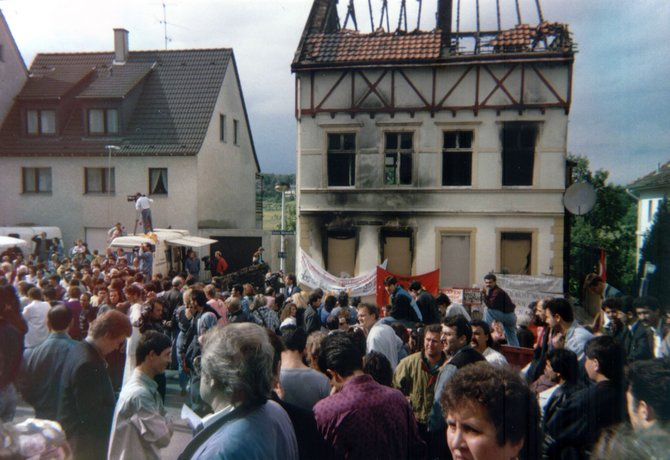 Mai 1993, Brandanschlag in Solingen, fünf Menschen sterben. Gemeinsame Demonstration von Deutschen und Türken am Tatort. Foto: Sir James, <a href="https://creativecommons.org/licenses/by-sa/2.0/de/deed.en" title="Creative Commons Attribution-Share Alike 2.0 de">CC BY-SA 2.0 de</a>, <a href="https://commons.wikimedia.org/w/index.php?curid=4119365">Link</a>