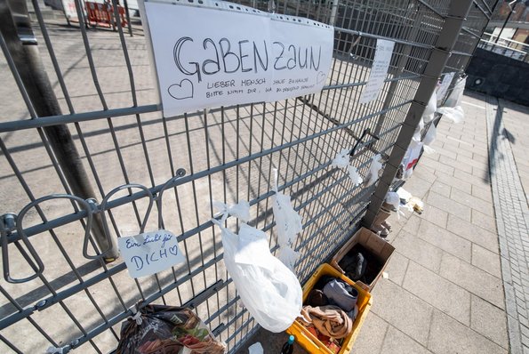 Der Gabenzaun für Wohnungslose am Marienplatz.  Der Gabenzaun für Wohnungslose am Marienplatz.
