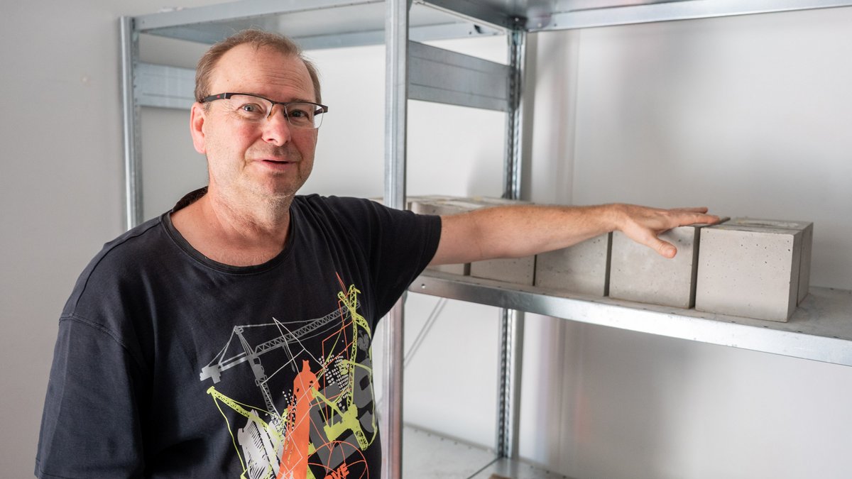 Peter Kern vom Regierungspräsidium Karlsruhe testet den Beton und den Stahl jedes Brückenteilstücks und ist sicher: "Diese Brücke hält 100 Jahre."