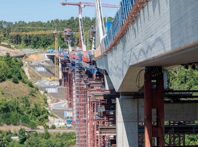 Mit dem Brückenbau ist es nicht getan, hinten sind die Behelfsstraßen zu sehen.