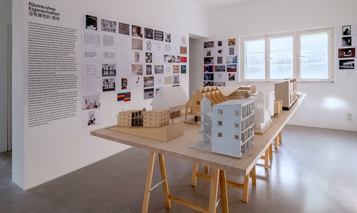 In der Weißenhof-Galerie ausgestellt: je zwei Modelle zum Haus B in Altbach (vorne) und zum Haus Hoinka (Mitte). Foto: Thomas Fütterer, Architekturgalerie am Weißenhof