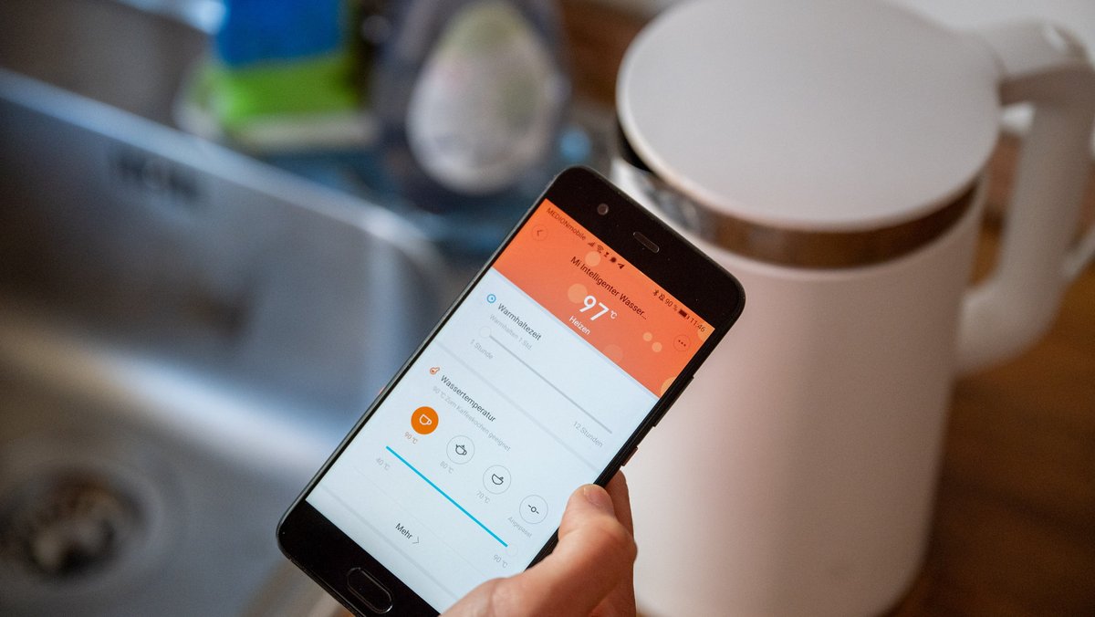 Wer will, kann sich die Temperatur im Wasserkocher per App anzeigen lassen – zufälligerweise etwa 100 Grad Celsius. 