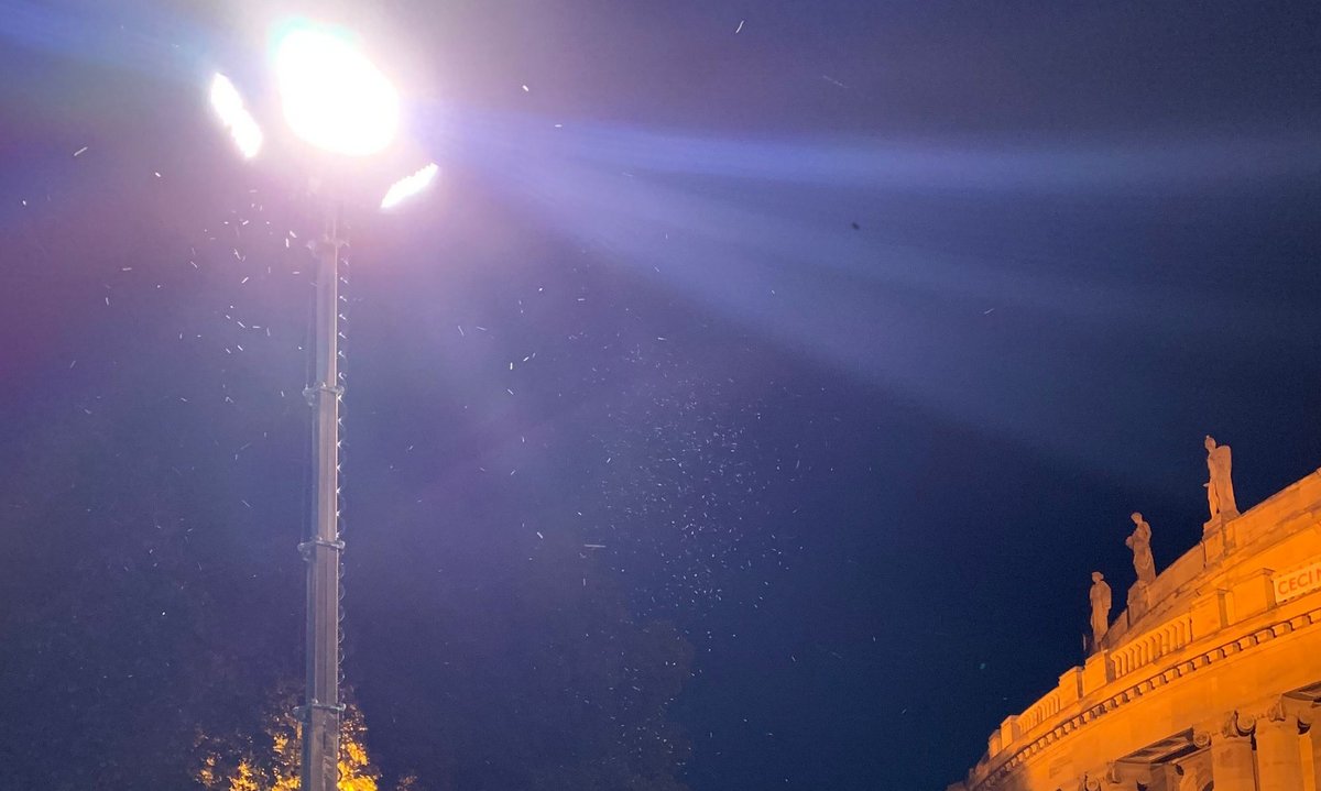 Mega-Scheinwerfer vom THW leuchten am Eckensee jetzt die "dunklen Ecken" aus. Mehr Bilder in der Klickstrecke. Fotos: Hans D. Christ