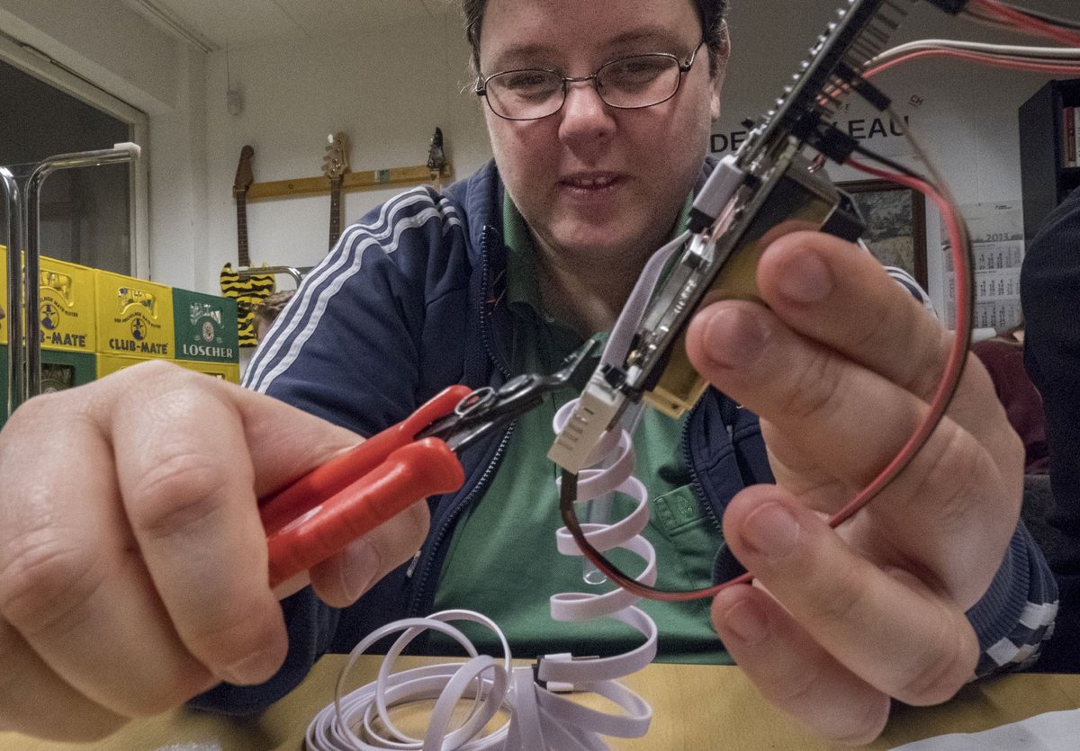 Sibylle Wais bastelt. Foto: Joachim E. Röttgers