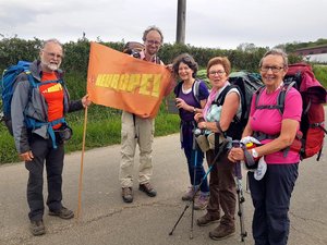 Auf seinem Weg spricht er mit Menschen über Europa.