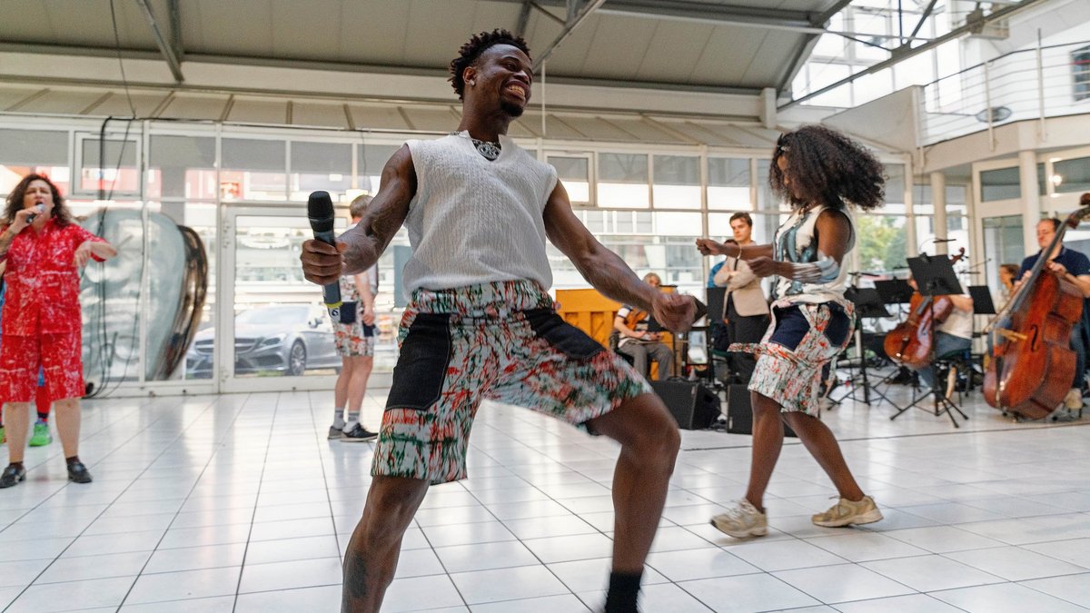 Das Ensemble von La Fleur tanzt durch die Halle des leeren Autohauses im Stuttgarter Osten. Fotos: Dominique Brewing
