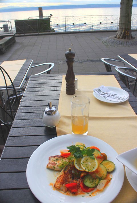 Gebratenes Felchenfilet, serviert an der Meersburger Promenade. Foto: Benreis auf wikivoyage shared, CC BY-SA 3.0 Gebratenes Felchenfilet, serviert an der Meersburger Promenade. Foto: Benreis auf wikivoyage shared, CC BY-SA 3.0