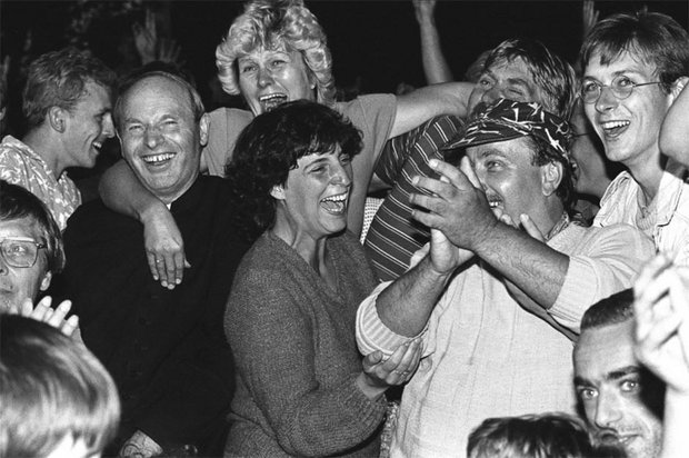 Jubel im Flüchtlingslager Budapest-Zugliget am 10. September 1989: die ungarische Genze ist offen, die Ausreise nach Westdeutschland möglich. 
