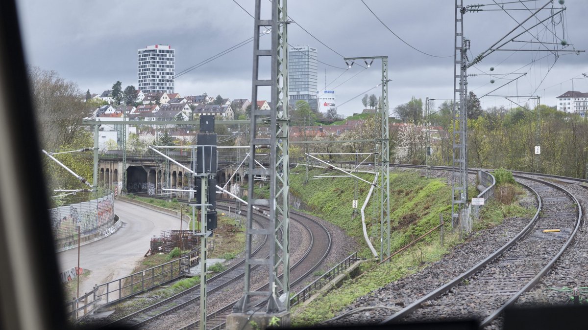 Im historischen Schienenbus raus aus dem Kopfbahnhof, vorbei am Irgendwann-vielleicht-einmal-Nordhalt, ...