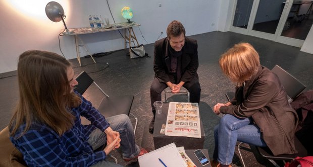 Robert Habeck im Gespräch mit Minh Schredle und Susanne Stiefel.