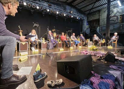 Es diskutierten Angelika Bandle, Matthias Katsch, Angelika Oetken, Markus Diegmann, Brigitte Bosse, Manfred Kappeler und Klaus Andersen (v.l., vorne der Moderator Florian Weber). Es diskutierten Angelika Bandle, Matthias Katsch, Angelika Oetken, Markus Diegmann, Brigitte Bosse, Manfred Kappeler und Klaus Andersen (v.l., vorne der Moderator Florian Weber).