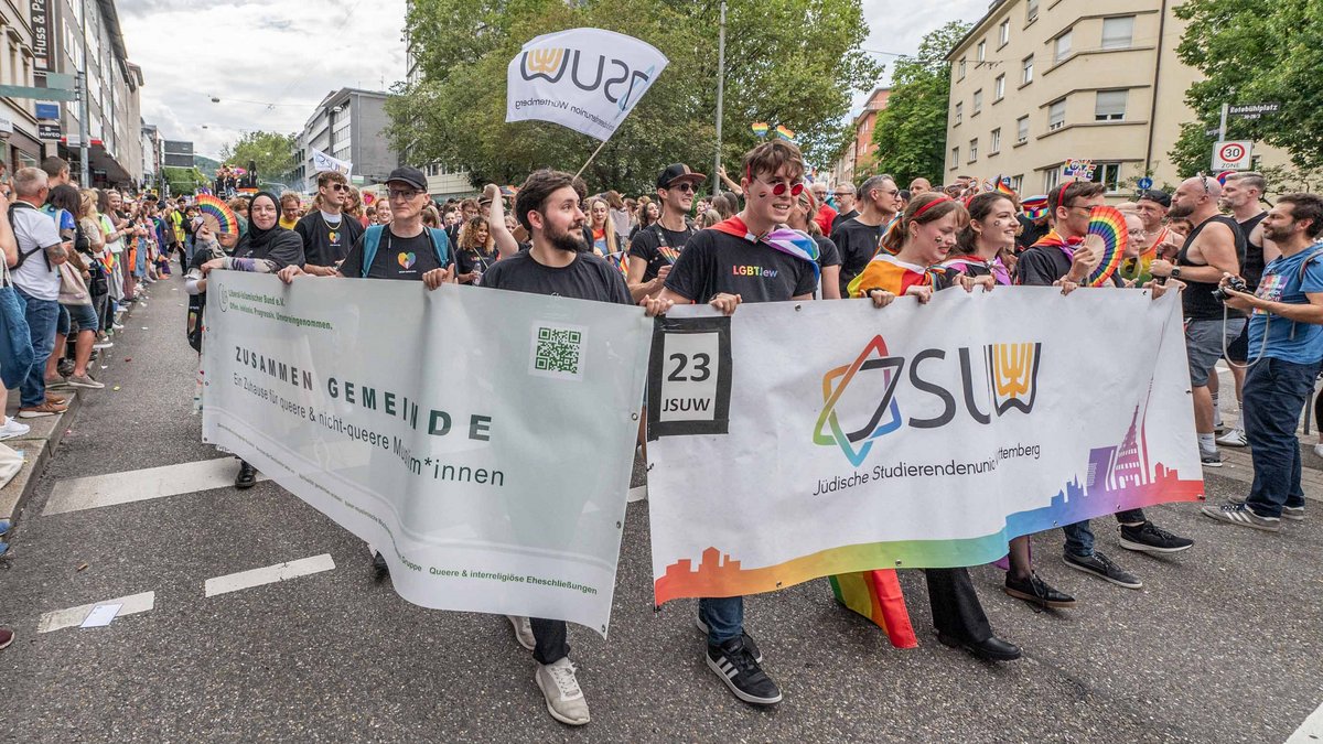 Gemeinsame Aktion der Türkischen Gemeinde, des Liberal-Islamischen Bunds und der Jüdischen Studierendenunion auf dem CSD 2023 in Stuttgart. Foto: Jens Volle