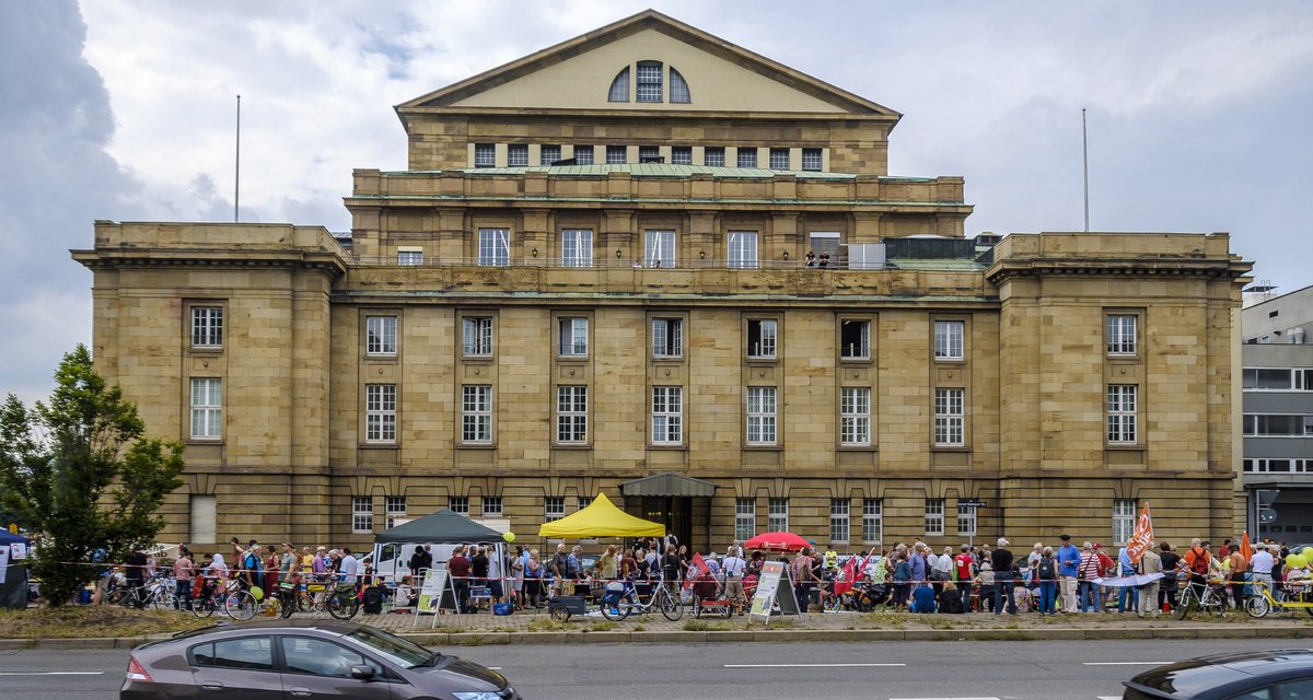 Oper zieht BürgerInnen an. Dieses Mal zur Beteiligung,  auf dem Bild von 2018 zum Picknick anlässlich der gesperrten B14. Fotos: Joachim E. Röttgers