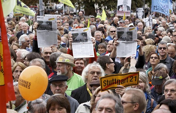 Lückenfüller: Stuttgart 21 nahm Kontext von Anfang an kritisch unter die Lupe. Hier die Montagsdemo vom 29. September 2012. Foto: Joachim E. Röttgers