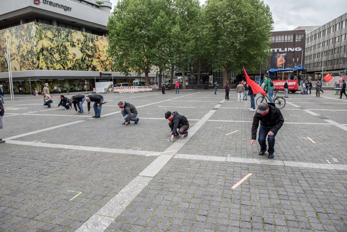 Vor Demobeginn markiert dort jedenfalls die revolutionäre Jugend die wünschenswerten Abstände der Klassenkämpfer mit Kreide. 