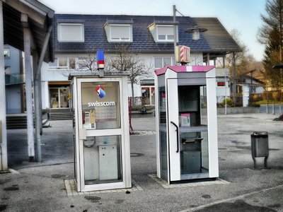 Die bekannteste Sehenswürdigkeit von Büsingen: eine deutsche und eine schweizer Telefonzelle auf dem Marktplatz.