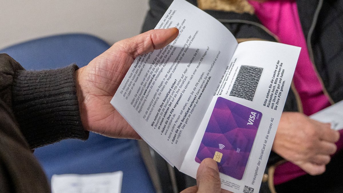 Überall in Baden-Württemberg wurde die Bezahlkarte für Geflüchtete eingeführt – die Stadt Freiburg macht nicht freiwillig mit. Foto: Jens Volle