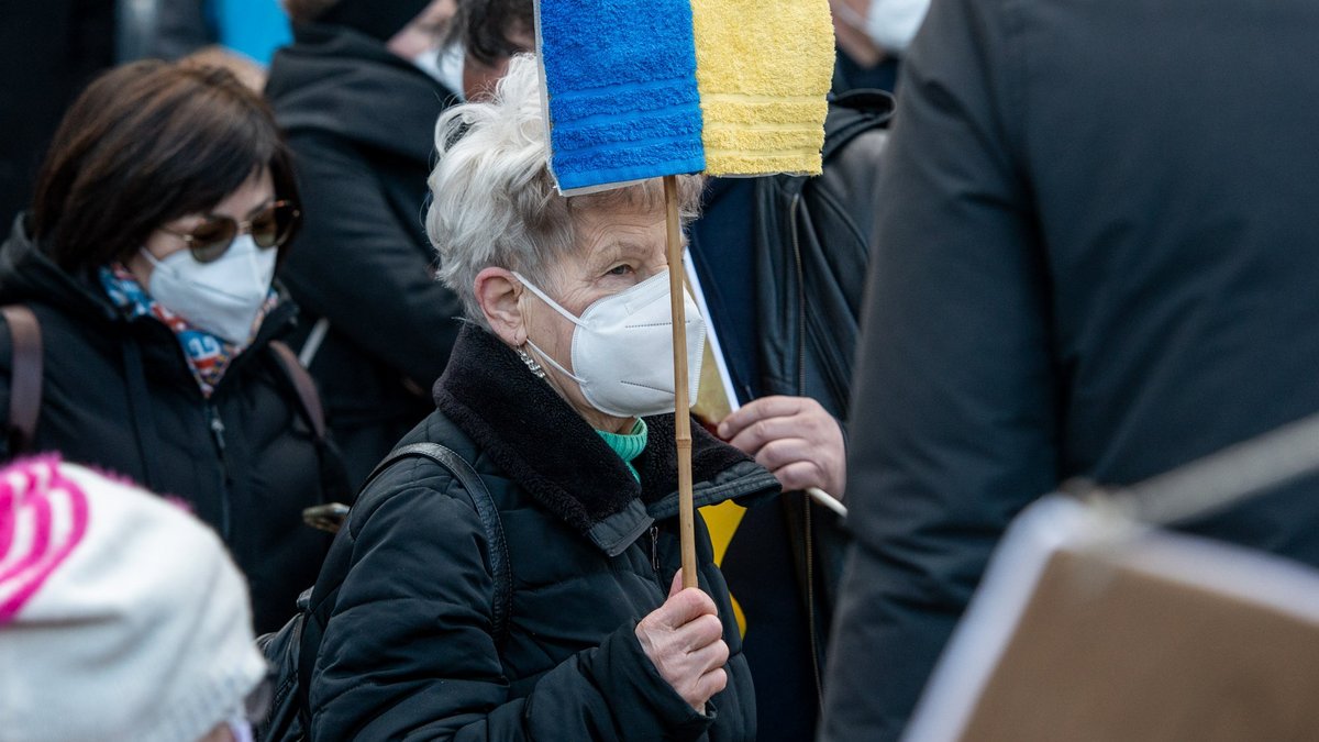 Mehr als nur ein Duschersatz während der Energiekrise: zwei Waschlappen in den ukrainischen Nationalfarben als Zeichen der Solidarität.