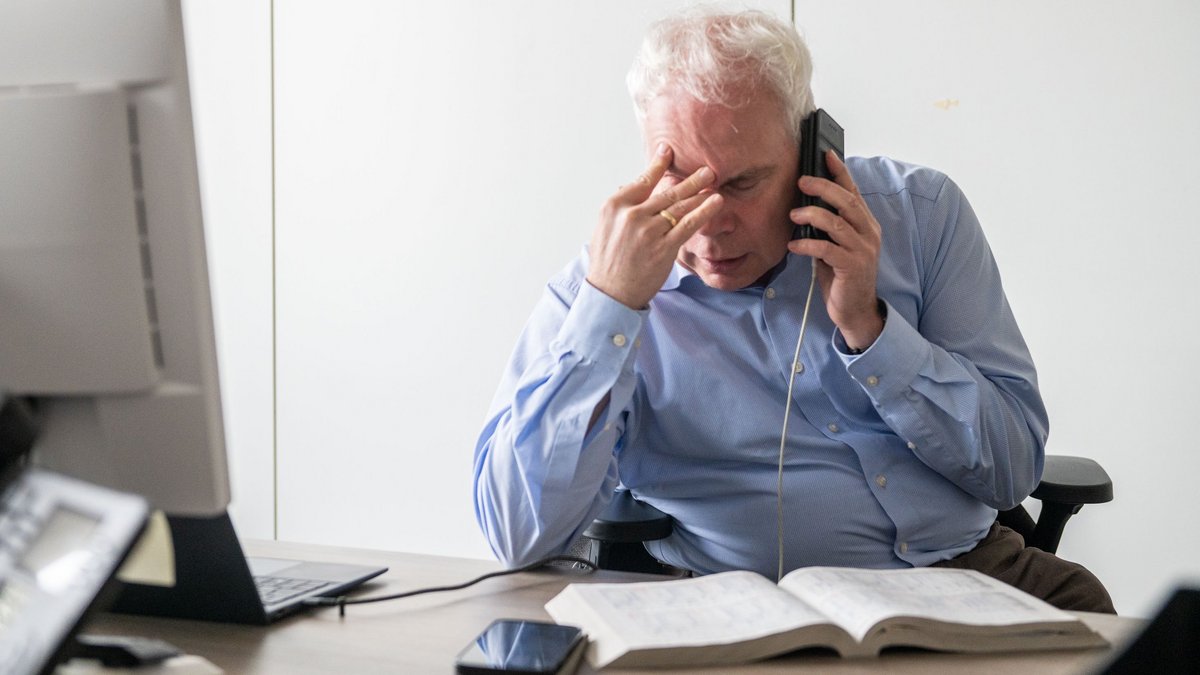 Matthias Lieb, Telefonseelsorger für Bahngeplagte mit ... gibt es tatsächlich noch Kursbücher? Foto: Jens Volle