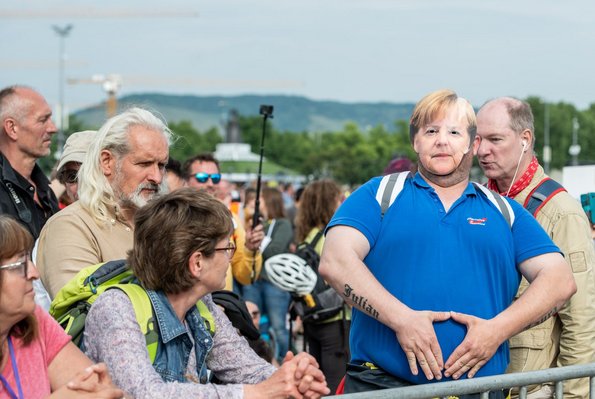 Der wiederum sieht die Personalie Merkel eher kritisch.  Der wiederum sieht die Personalie Merkel eher kritisch.