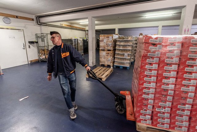Im Sammellager verteilt Patrick Röhrle die Lebensmittel auf die Tafelläden. Im Sammellager verteilt Patrick Röhrle die Lebensmittel auf die Tafelläden.