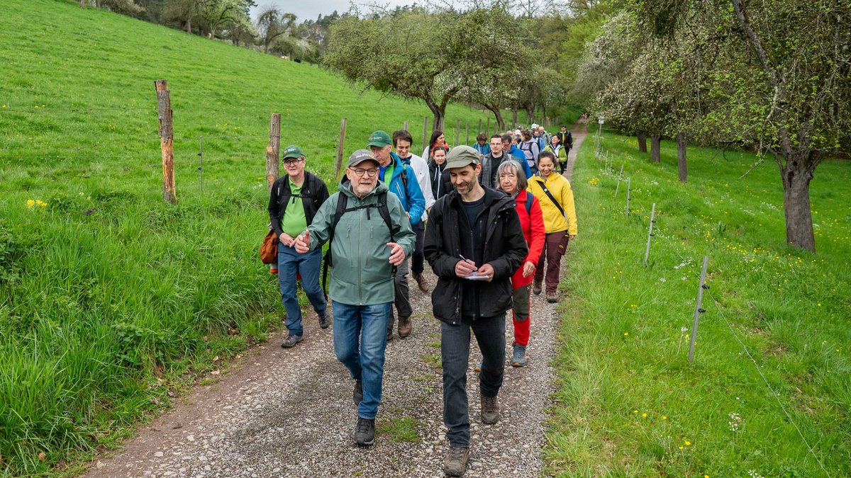 In den Streuobstwiesen am Hirschauer Berg: Minister Hermann erzählt, Kontext-Redakteur Stenzel notiert.