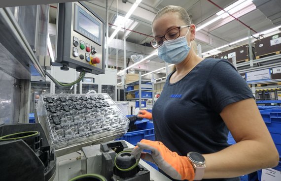 Auch um die Zukunft dieses Jobs geht es: Kühler-Vormontage bei Mahle Behr in Mühlacker. Foto: Joachim E. Röttgers