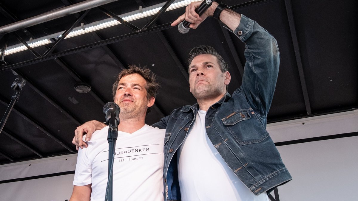 Die Demo mit dem Oberschwurbler Ken Jebsen lockt 15.000 Menschen an. Foto: Jens Volle