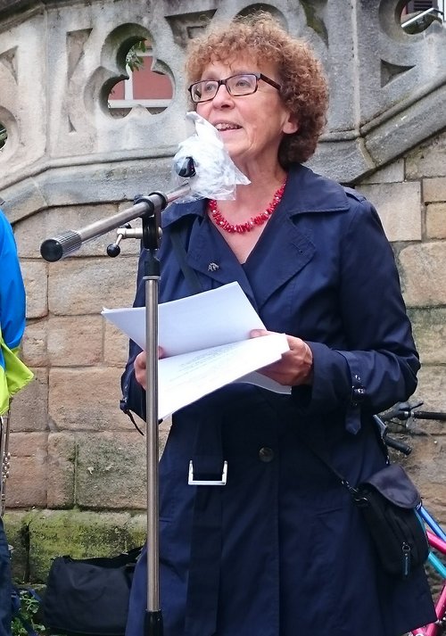 Sigrid Altherr-König spricht 2020 ins corona-bedingt verhüllte Mikro der Kundgebung zum Antikriegstag in Esslingen. Foto: privat