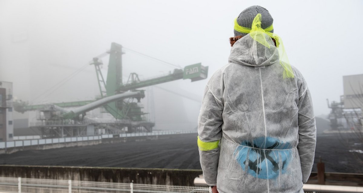 Ein Aktivist des Kohlestopp-Bündnisses Ende Gelände vor dem EnBW-Kohlekraftwerk im Karlsruher Hafen, Februar 2019. Foto: Jens Volle