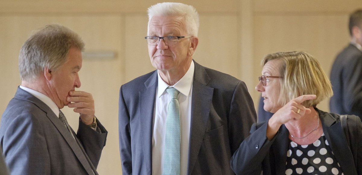 "Nix wie weg, Franz!" Franz Untersteller (links) und Edith Sitzmann mit Winfried Kretschmann. Foto: Joachim E. Röttgers