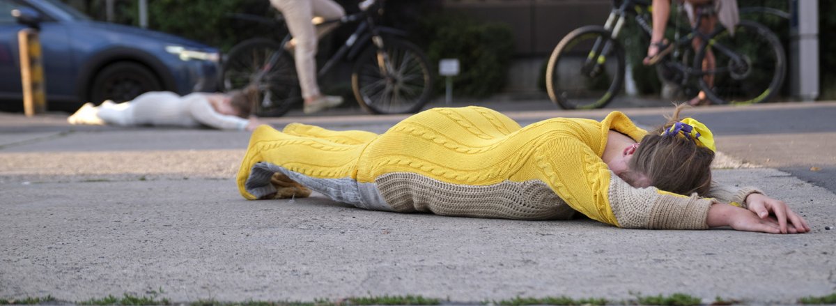 Vor dem Theaterhaus suchen und finden sich langsam, langsam zwei menschliche Nacktschnecken.