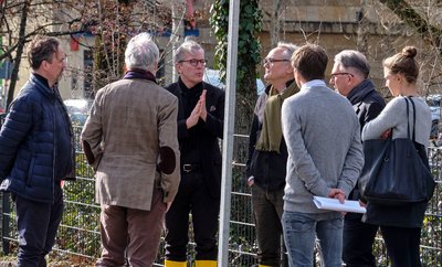 Hendriks und Delegation beim Vor-Ort-Termin.